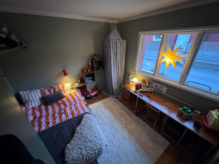 Krevet od 120 cm, dobar za odraslu osobu i dijete ili dvoje djece.