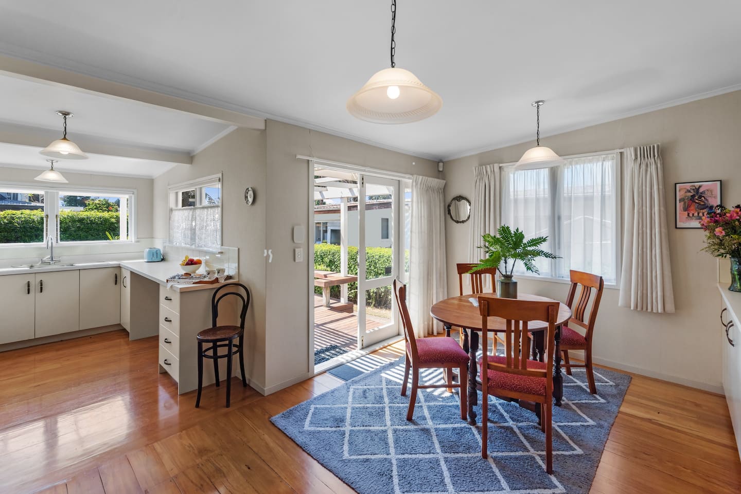 Graceful Character Cottage In The Leafy Avenues 4