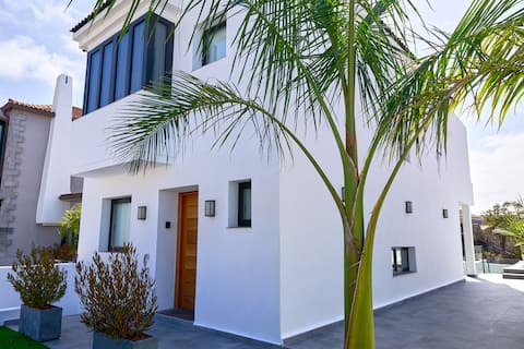 Propiedad de Airbnb exitosa: Epic Villa: Heated Infinity Pool, Sea & Teide en Puerto De La Cruz