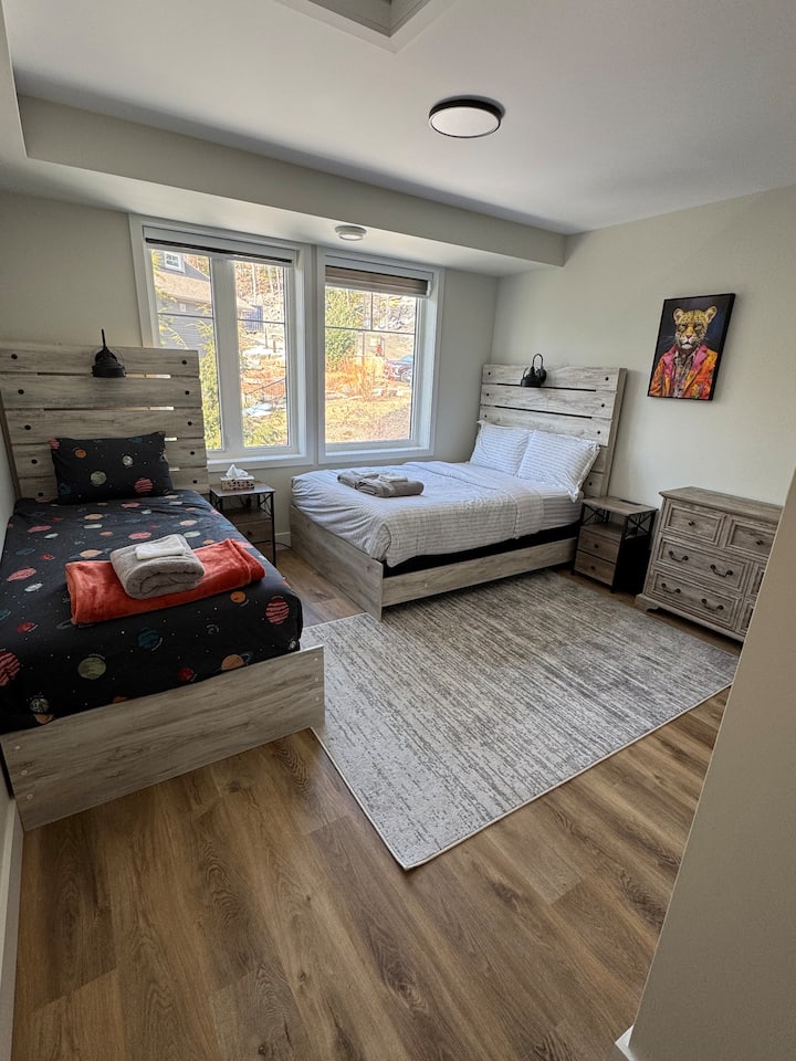 Deuxième chambre avec lit double et lit simple.  Commode et placard pour ranger