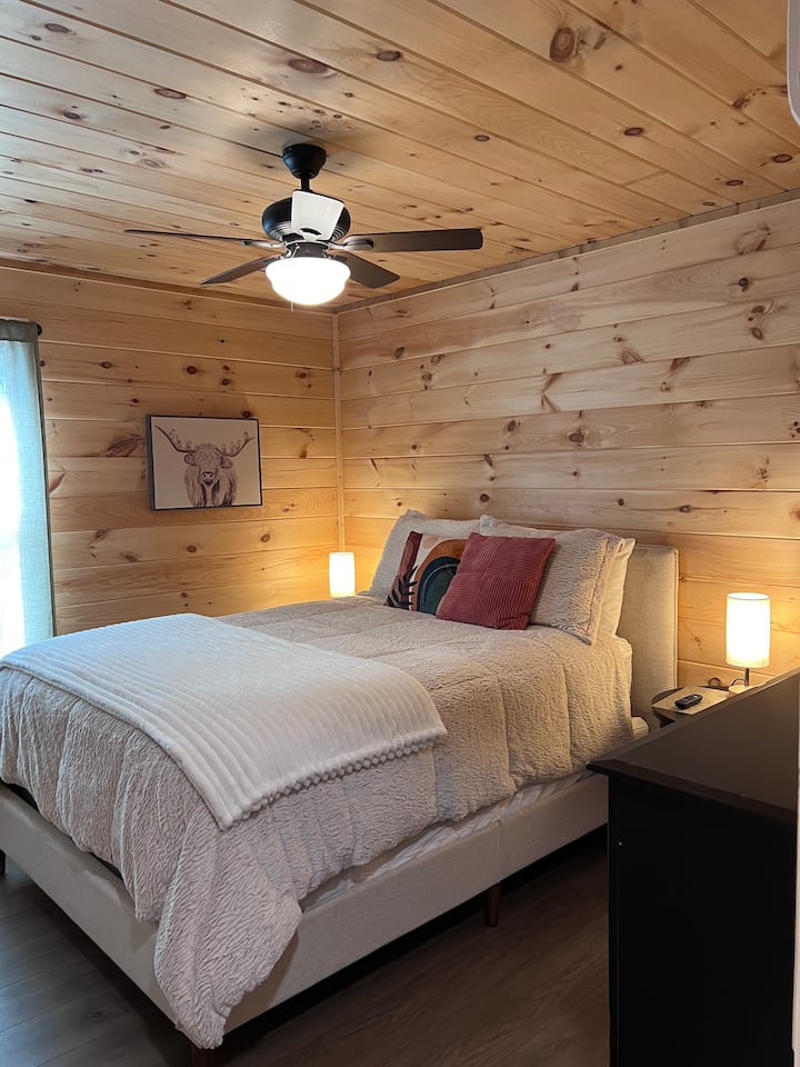 Მყუდრო ორადგილიანი საწოლი დამატებითი ბოჰოს ბალიშებით