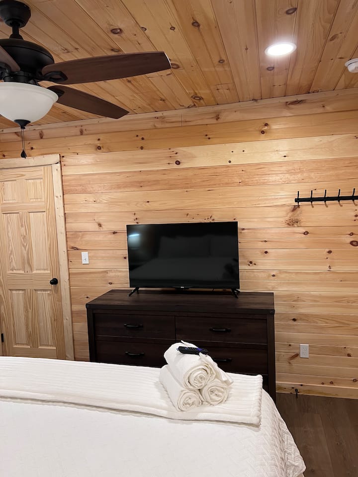 Იცხოვრეთ პიგეონ ‑ ფორჯში მდებარე პარკიდან 1 წუთის სავალზე, მყუდრო ხის სახლით, დიდი საწოლითა და 52 ‑ იანი Roku ტელევიზორით - იდეალურია ოჯახებისთვის, რომლებიც დოლივუდსა და სმოკის მთებს სტუმრობენ “.
