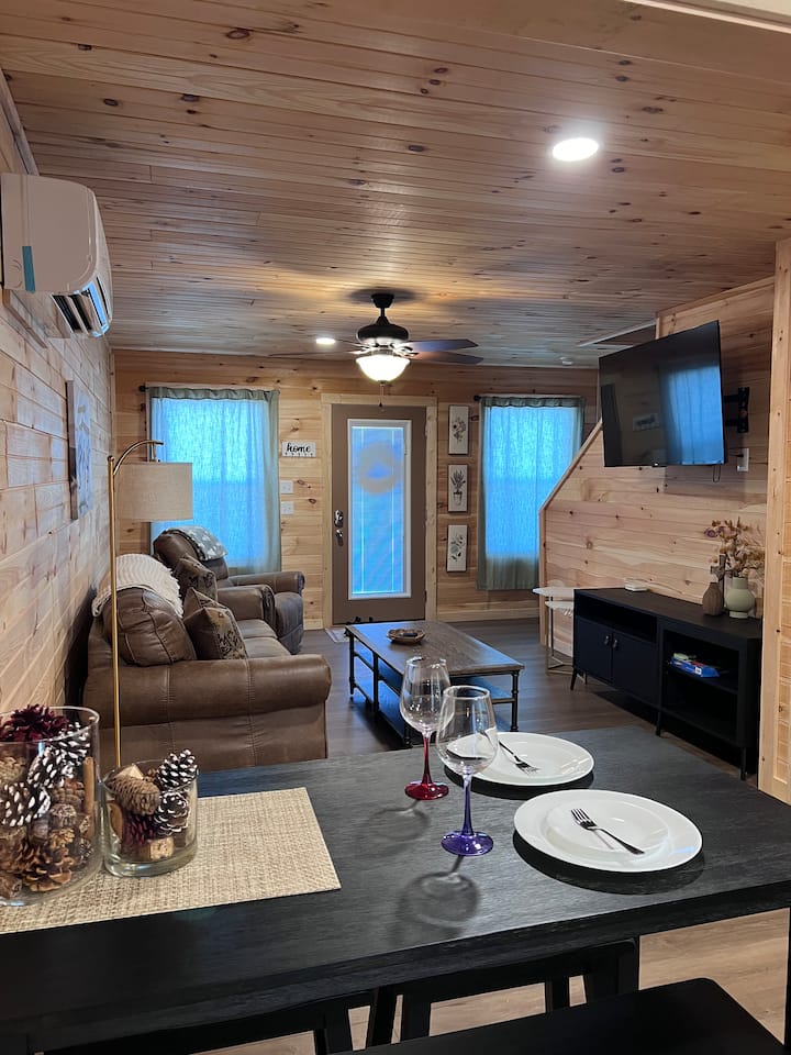 Ეს სრულიად ახალი ტაუნჰაუსი გთავაზობთ სოფლის ხის სახლს თანამედროვე კომფორტით, მხოლოდ რამდენიმე წუთით დოლივუდამდე, კუნძულამდე და მტრედი ფორჯის საუკეთესო ღირსშესანიშნაობებამდე “. 

Ისიამოვნეთ სასადილო მაგიდასთან 4 ადგილით და უყურეთ 52"-იან სმარტ-ტელევიზორს, მოათავსეთ 3 სამზარეულოს ბარში