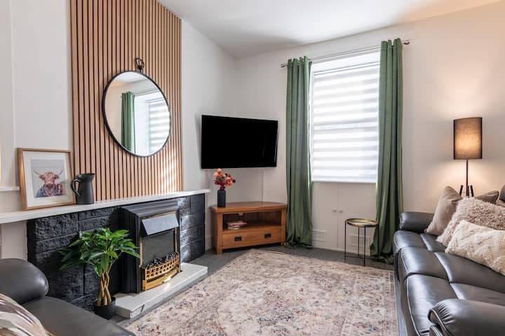 Ness Heights Central Spacious Townhouse  Parking - 인버네스