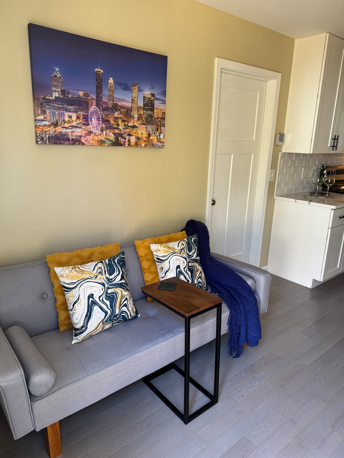 La acogedora sala de estar es perfecta para una noche de cine o tu libro favorito. 