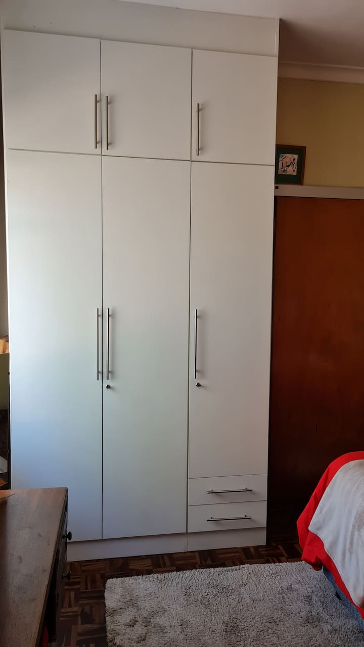 Dovoljno prostora u ormaru za vašu odjeću. 