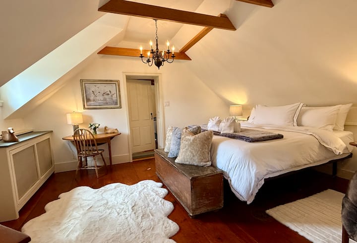 Dormitorio principal con una cama tamaño king totalmente ajustable. 