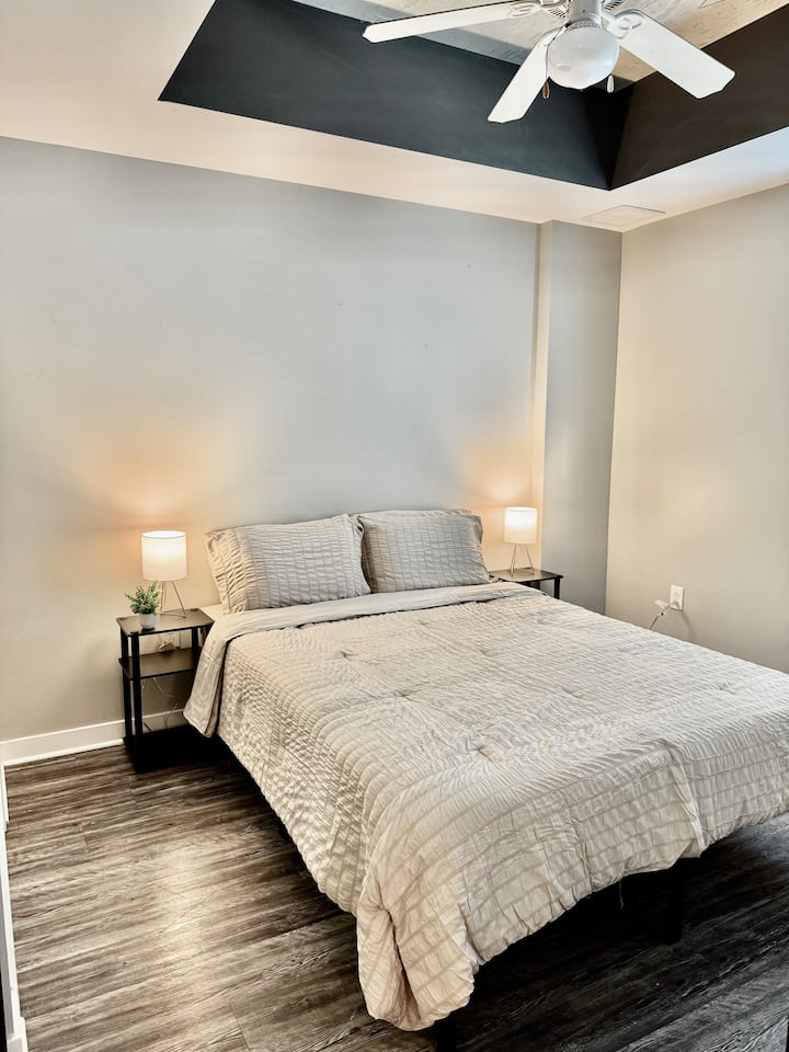 Პლუშის დედოფლის ზომის საწოლი 