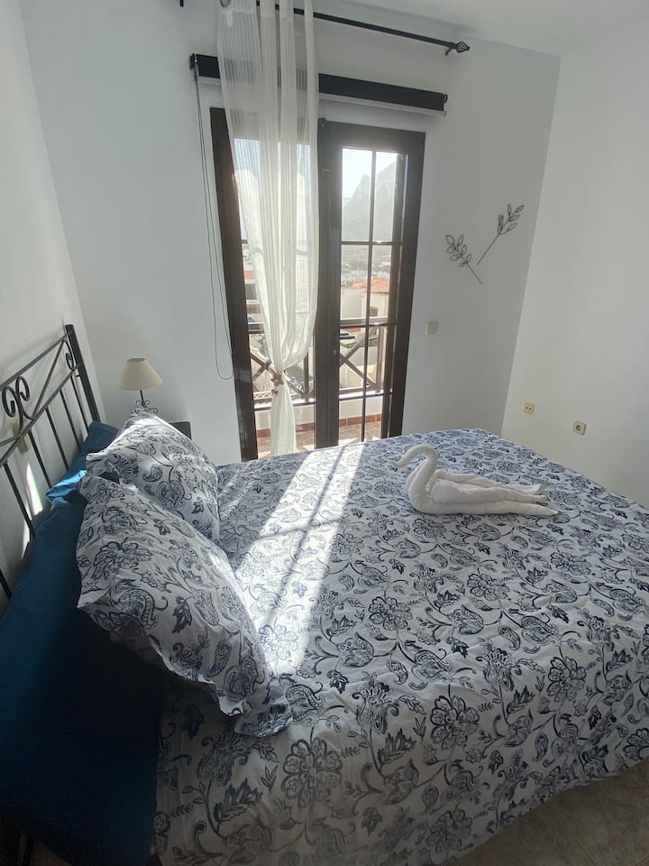 Spavaća soba na 1. katu s prekrasnim pogledom na planine. Krevet je veličine 1,35 x 2,00 s novim madracem. 