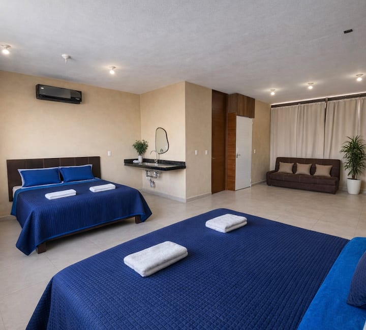 Chambre #2 avec lit king size, lit queen size, canapé-lit ; option d'ajouter un matelas gonflable au sol