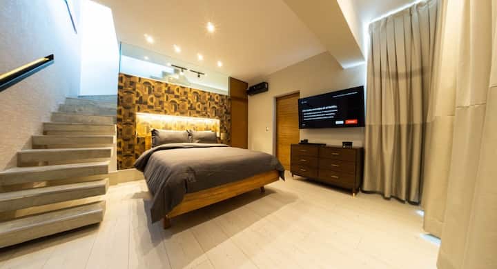 Vår huvudsakliga alkov är en tillflyktsort för komfort och avkoppling. Med sin bekväma säng och mysiga inredning kommer du att känna dig som ett lyxhotell. Kom och vila i en lugn och fridfull miljö!