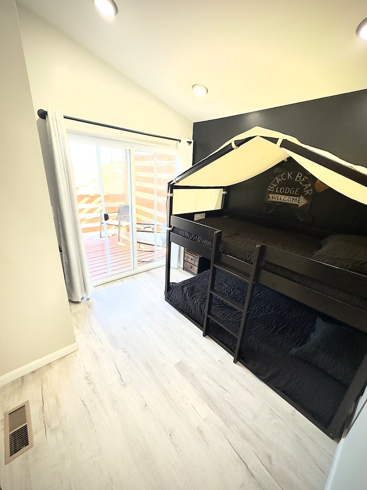 เตียงสองชั้นที่สนุกสนานเหมาะสำหรับเด็กๆมีพื้นที่นอนที่อบอุ่นและผจญภัยพร้อมพื้นที่มากมายสำหรับการเล่นและพักผ่อน