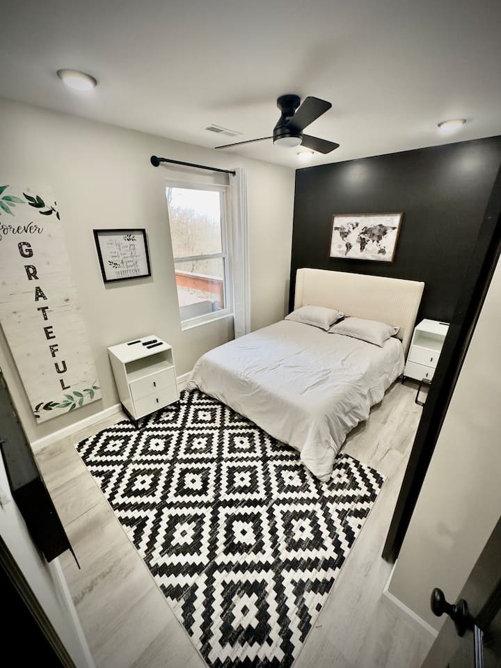 ห้องนอนควีนไซส์ที่สะดวกสบายมีทีวีของตัวเองและเตาผิงไฟฟ้าสร้างสถานที่พักผ่อนที่อบอุ่นและเป็นส่วนตัวสำหรับการพักผ่อน