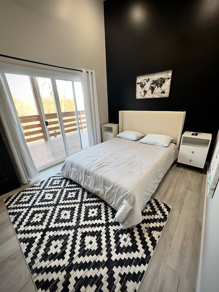 ห้องนอนควีนไซส์ที่สะดวกสบายมีทีวีของตัวเองและเตาผิงไฟฟ้าสร้างสถานที่พักผ่อนที่อบอุ่นและเป็นส่วนตัวสำหรับการพักผ่อน