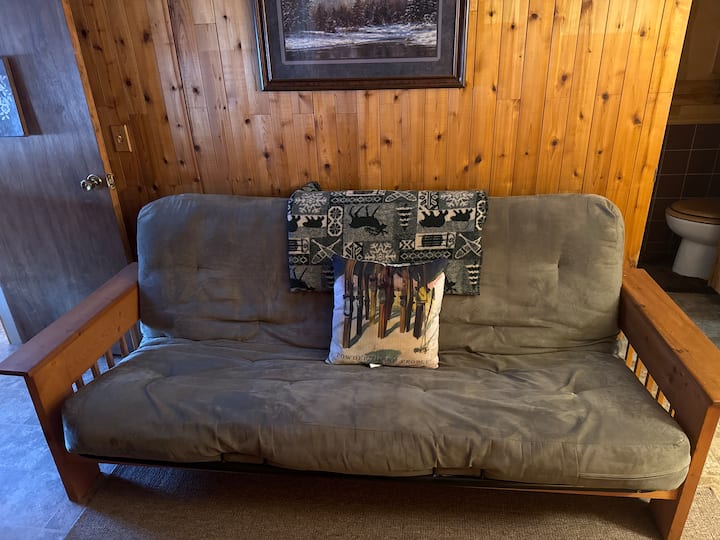 Este sofá es en realidad un futón y se convierte en una cama.  Agrega la espuma viscoelástica del armario y, en realidad, es una cama increíblemente cómoda que es perfecta para una, pero que podría caber dos en caso de apuro.  ¡Disfruta de este encantador espacio!