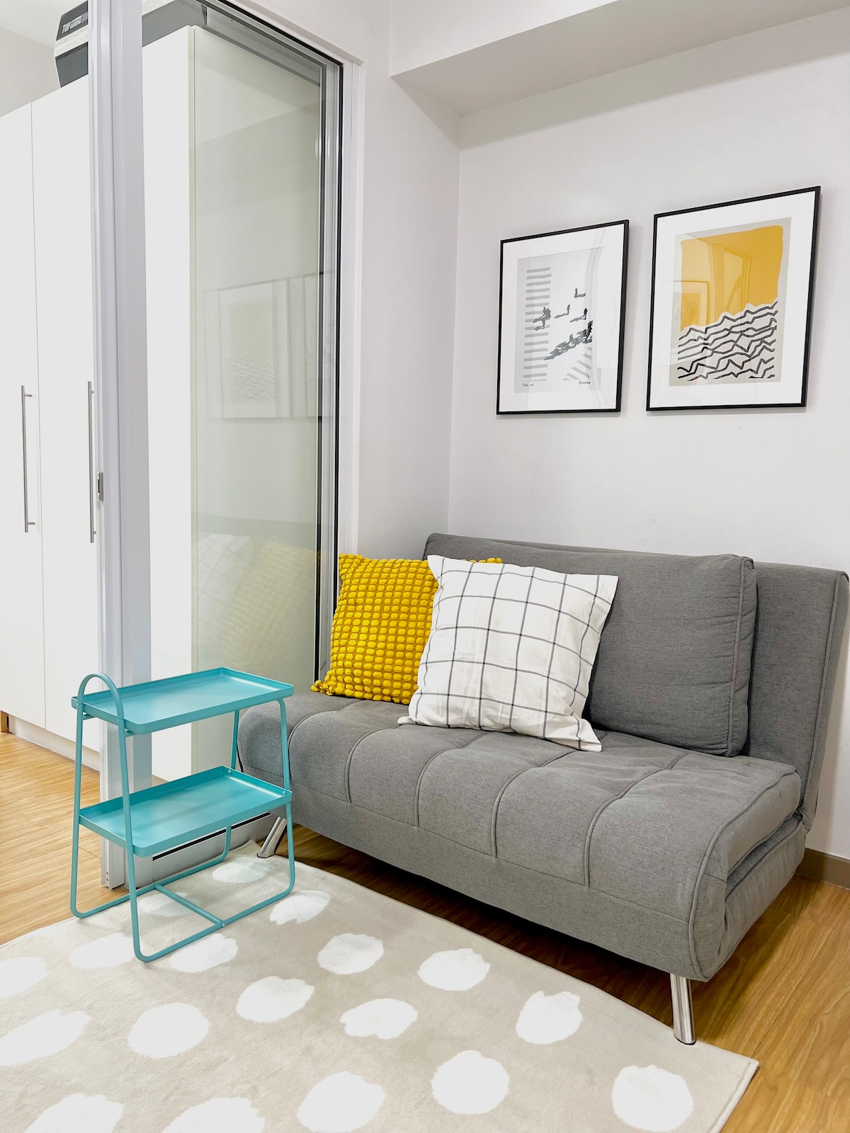 Со удобно љубовно седиште (кауч со 2 седишта) кој може да се рашири како кауч на спуштање. 