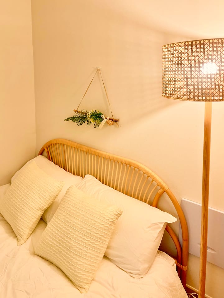 1 голямо двойно легло 
За 2
Когато отворите вратата, има перално помещение.