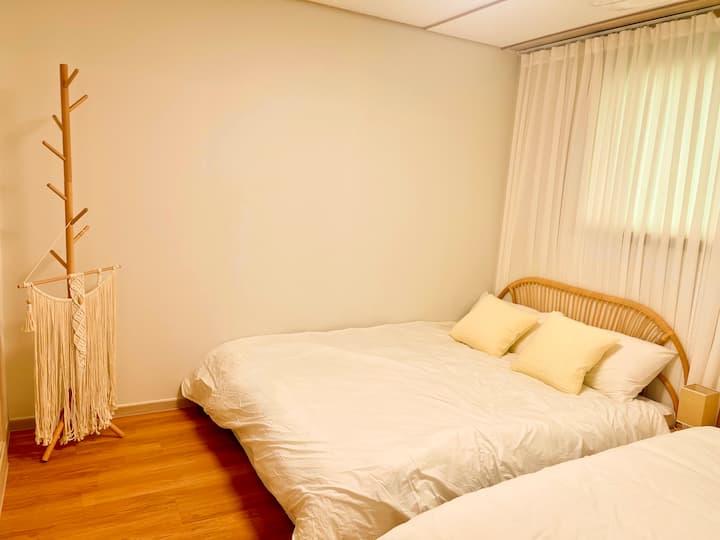 1 голямо двойно легло
1 спалня
побира 3 души 
тази стая с баня 