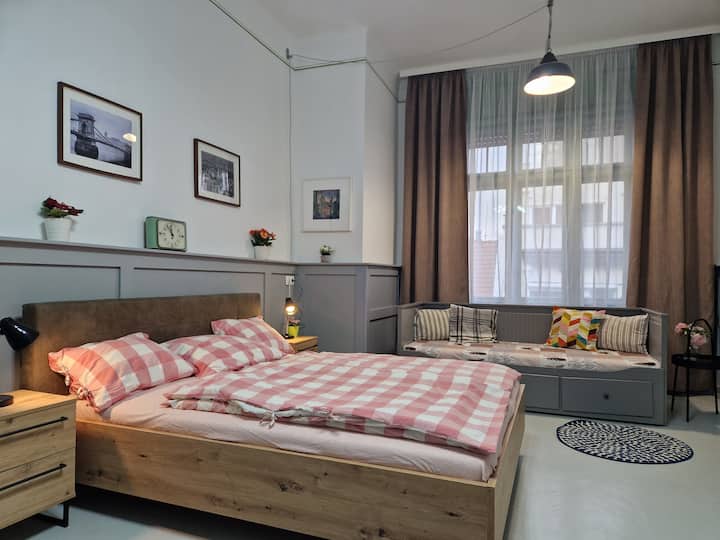 At Corvin ,3 Bdrms, Parking - Budapesta