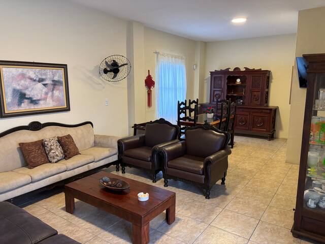 Ideal spot for family and friends ! gallery image 4