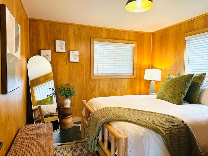 Spavaća soba u bijeloj kući s bračnim krevetom (160x200)