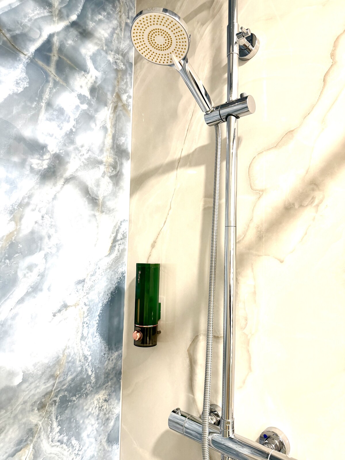 Full bathroom 1 image 3