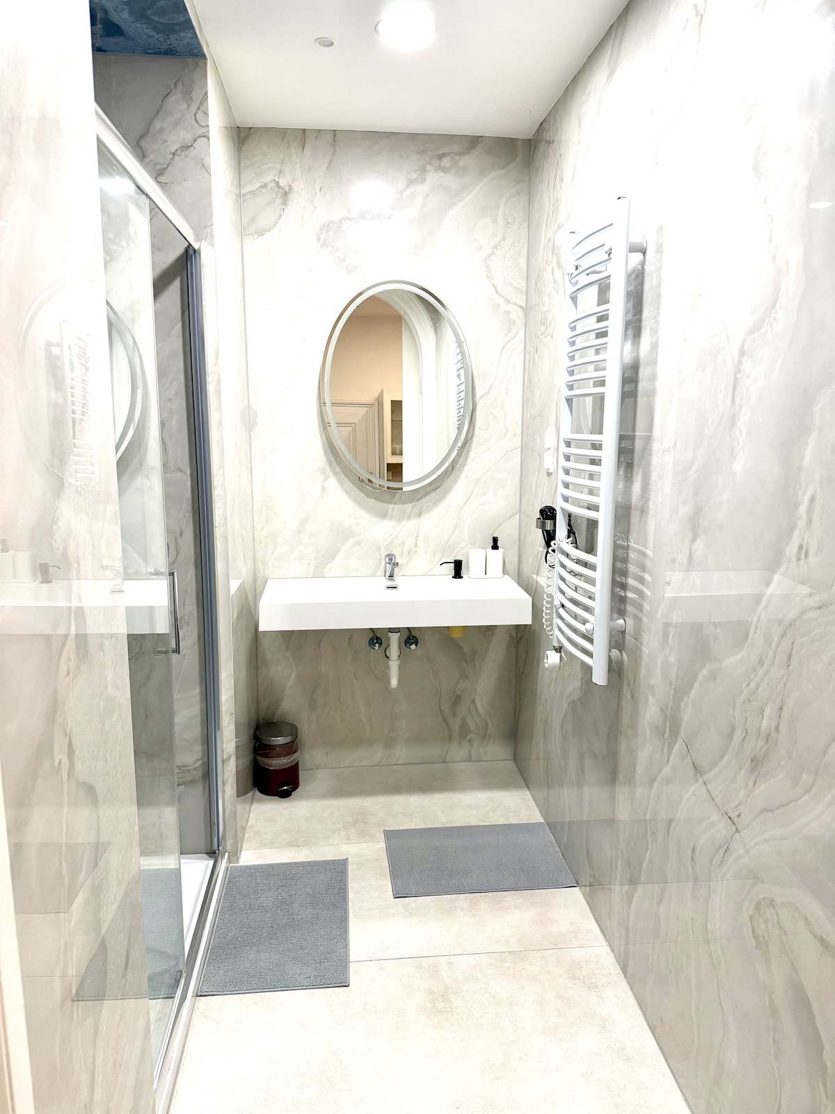 Full bathroom 1 image 1
