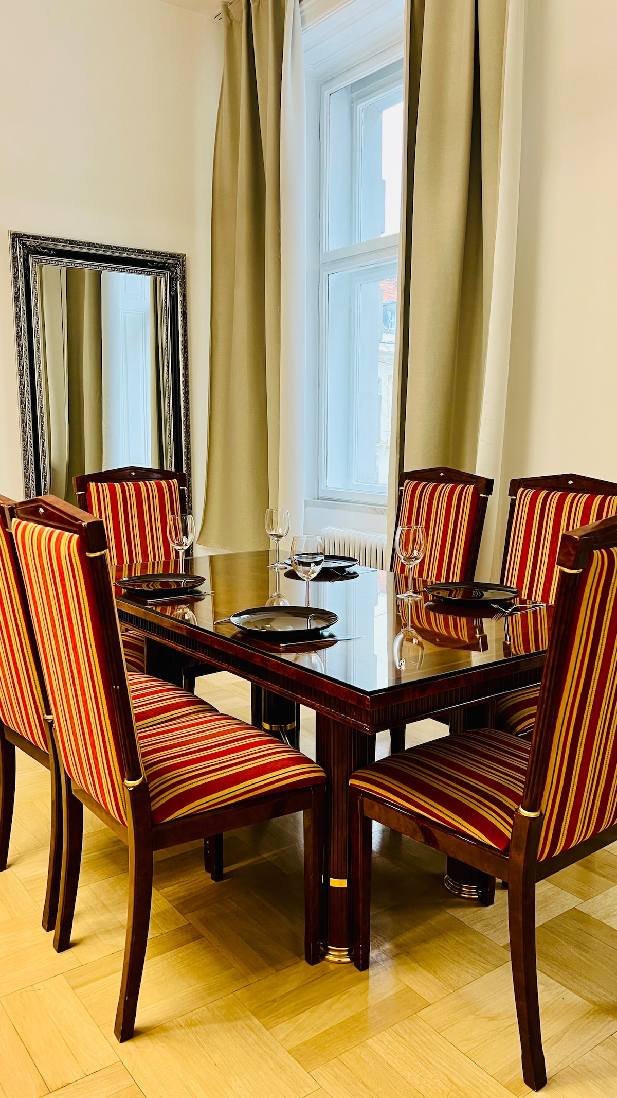 Dining area image 1