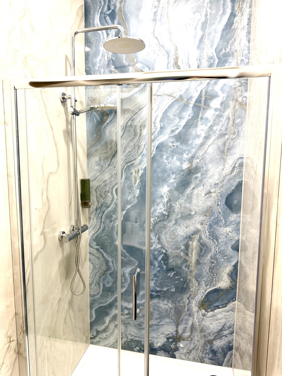 Full bathroom 2 image 2
