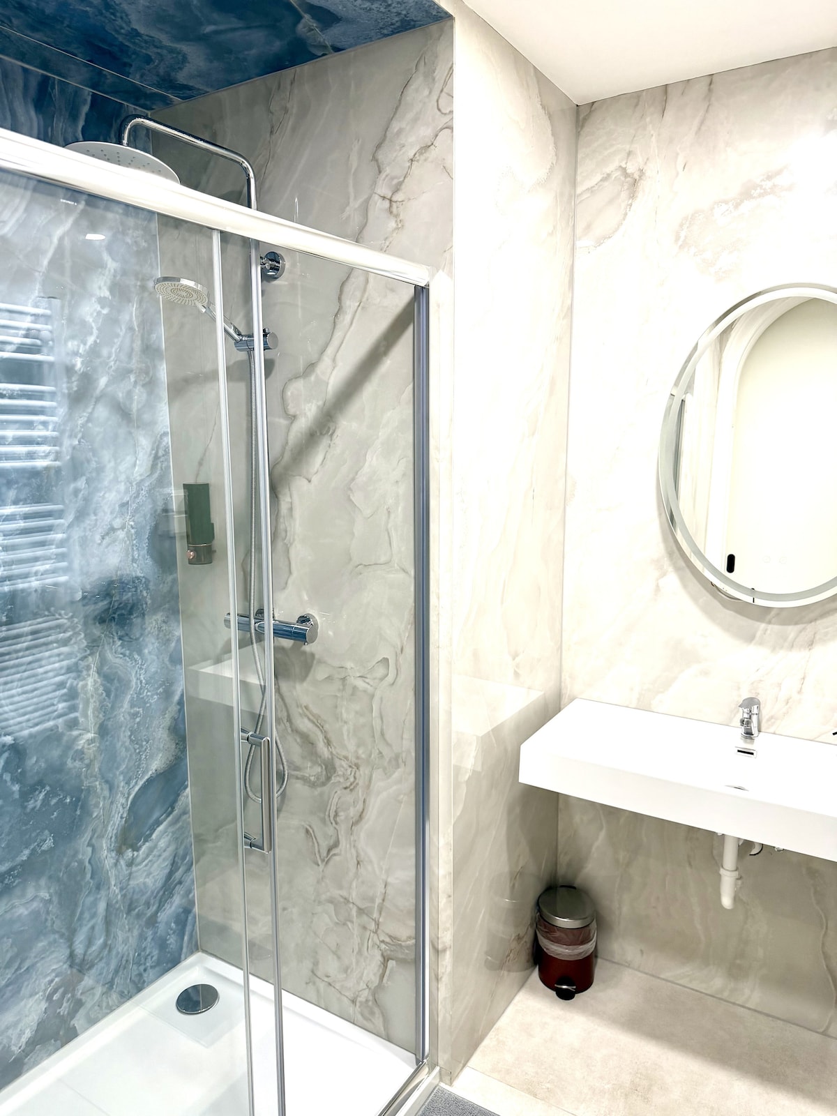 Full bathroom 1 image 2