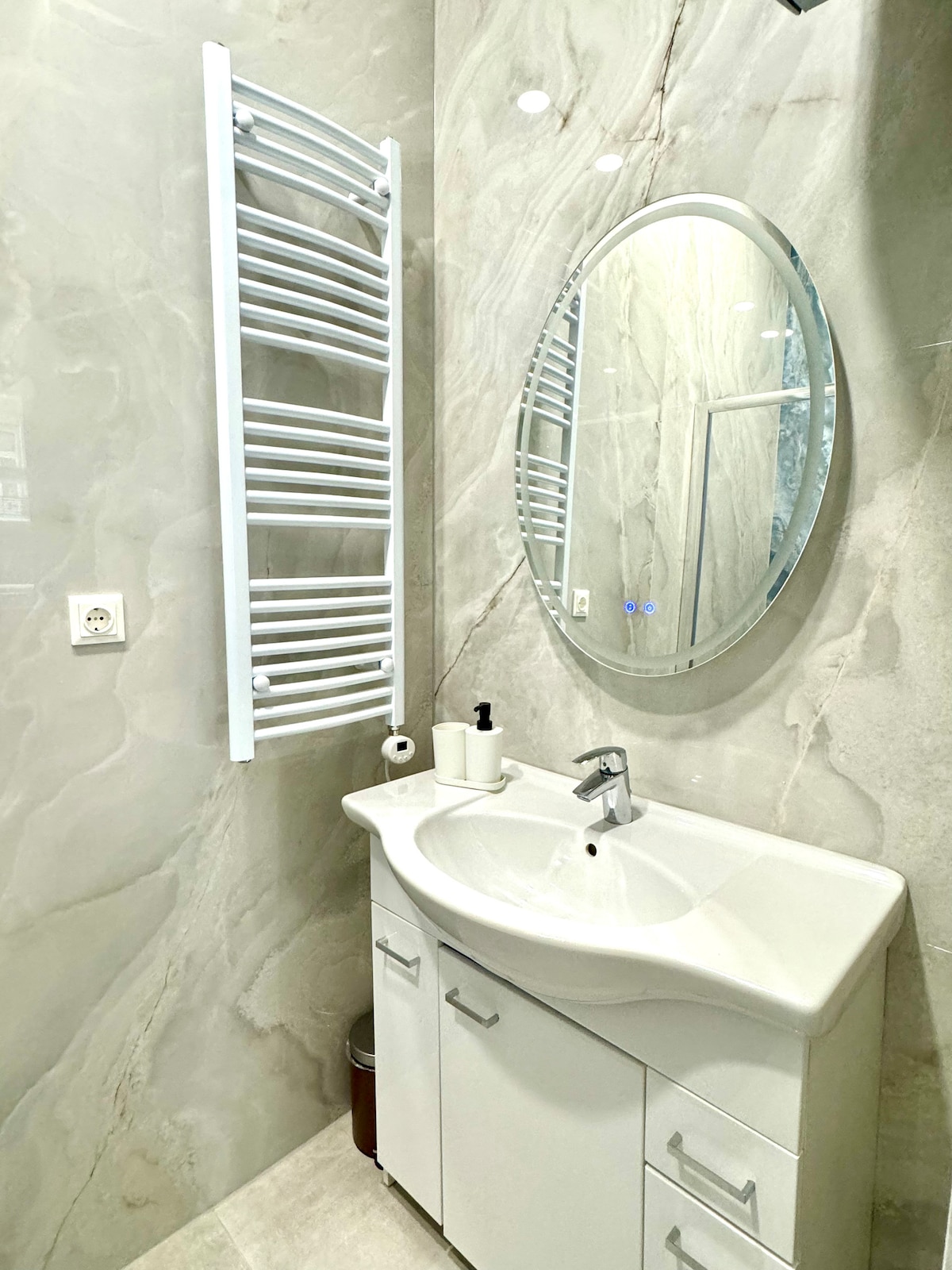 Full bathroom 2 image 1