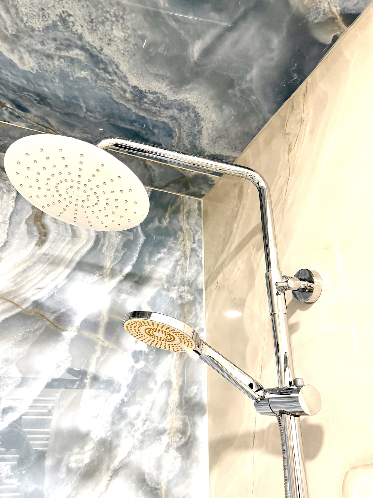 Full bathroom 1 image 4