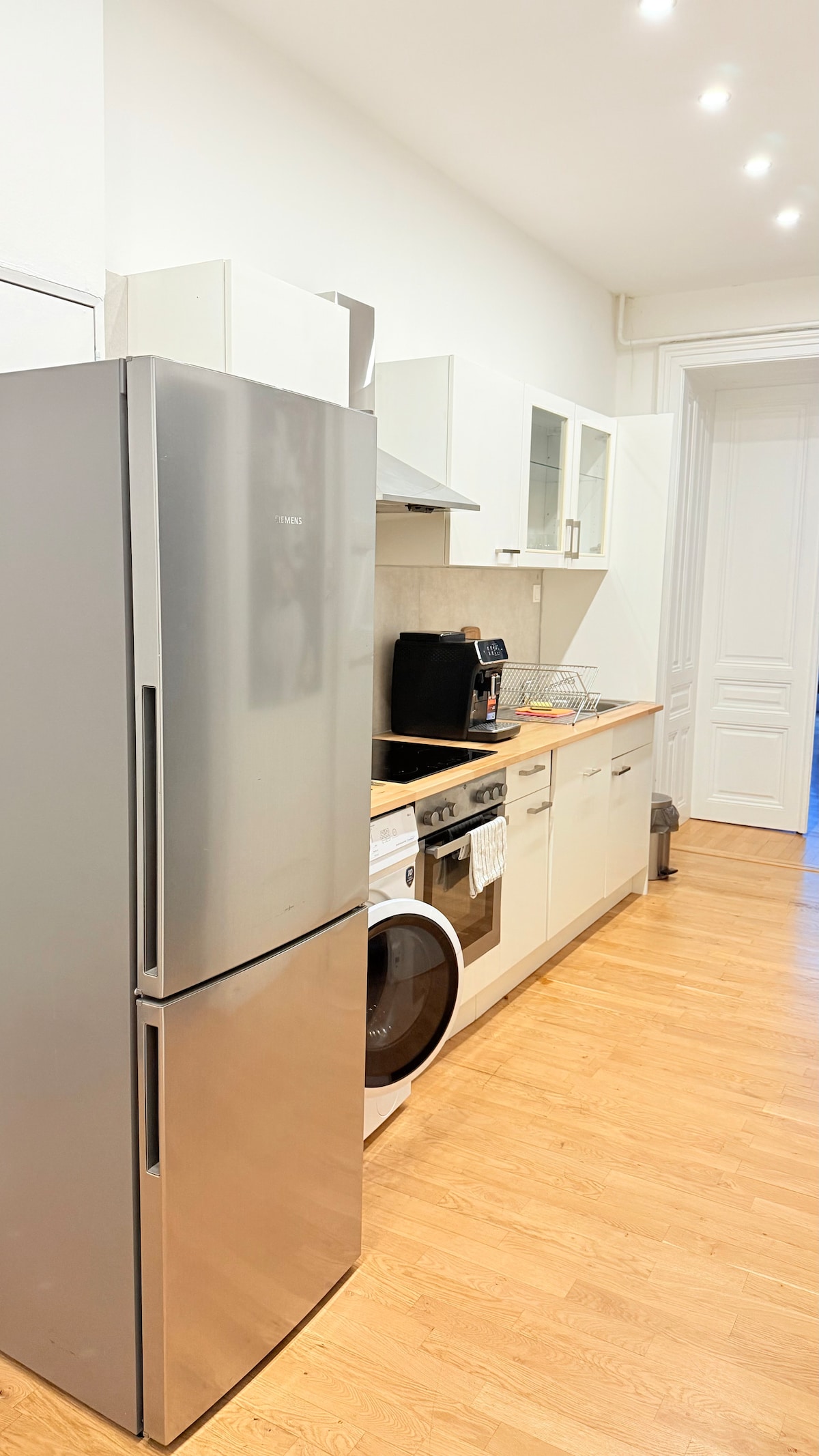 Full kitchen image 1