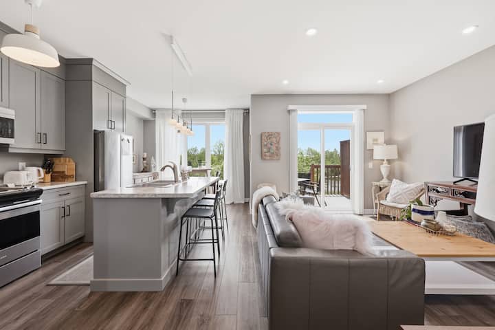 Modern 2br Home Backing Pond In Central Niagara - 웰랜드