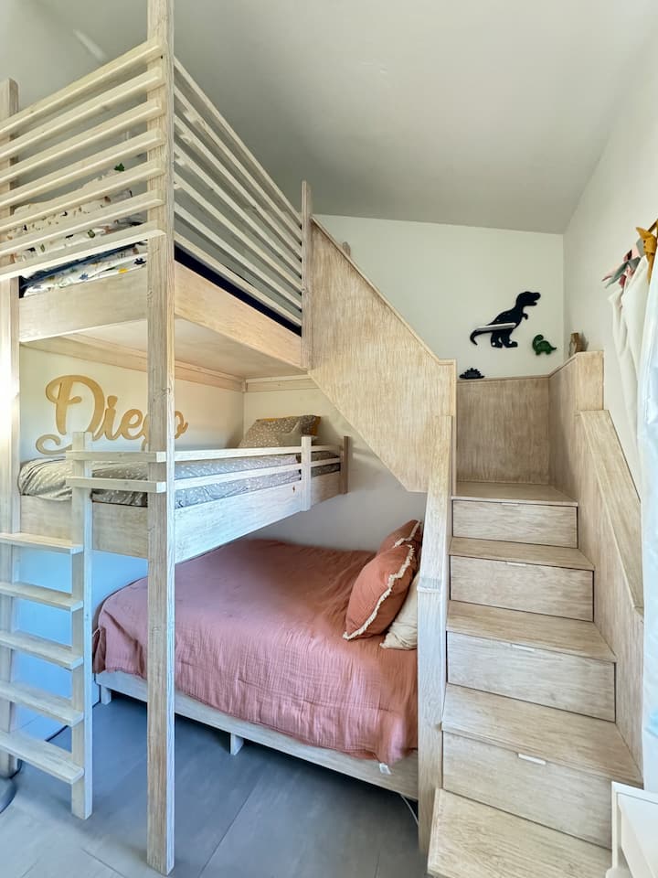 Zajednička soba za djecu. Jedan krevet pune veličine i dva odvojena kreveta na kat 