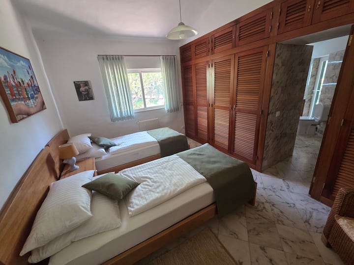 Habitación doble orientada al sureste con baño privado (compartido con la segunda habitación doble)