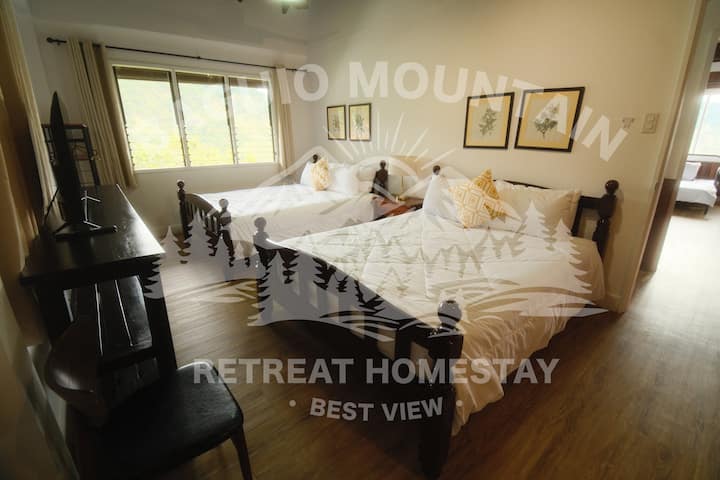 2 menšie manželské postele + 1 rozkladacia pohovka pre jednu osobu
2. poschodie 
s vlastným WC a vaňou 