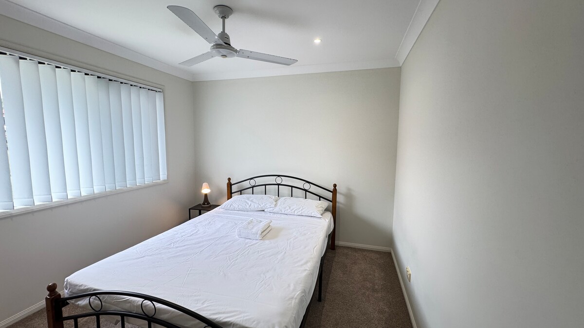 الغرفة 3 مع سرير بحجم كوين