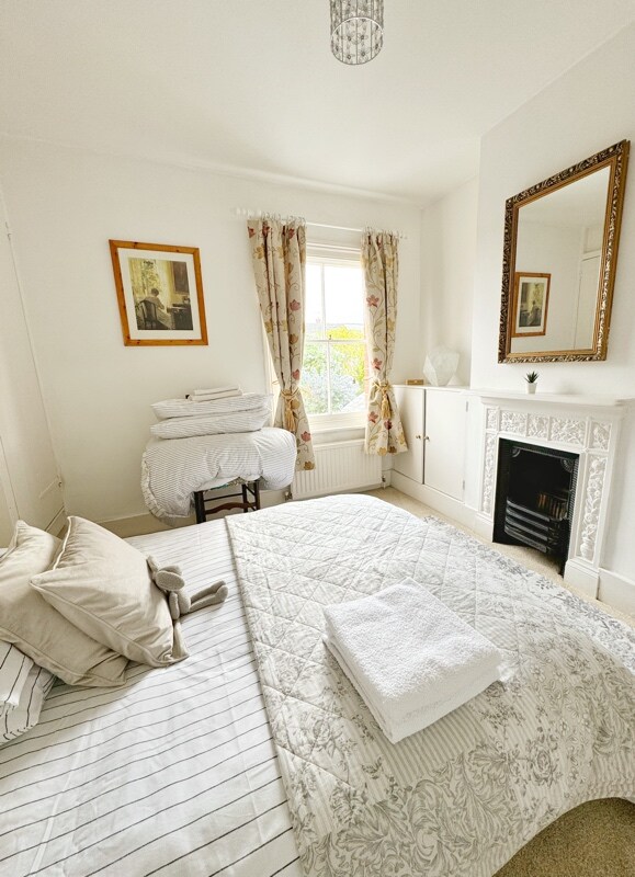 El segundo dormitorio tiene una cómoda cama futón doble. Aquí también dejamos ropa de cama adicional para el sofá cama de abajo cuando toda una familia se hospeda con nosotros. *Podemos alojar a 5 personas en total. 