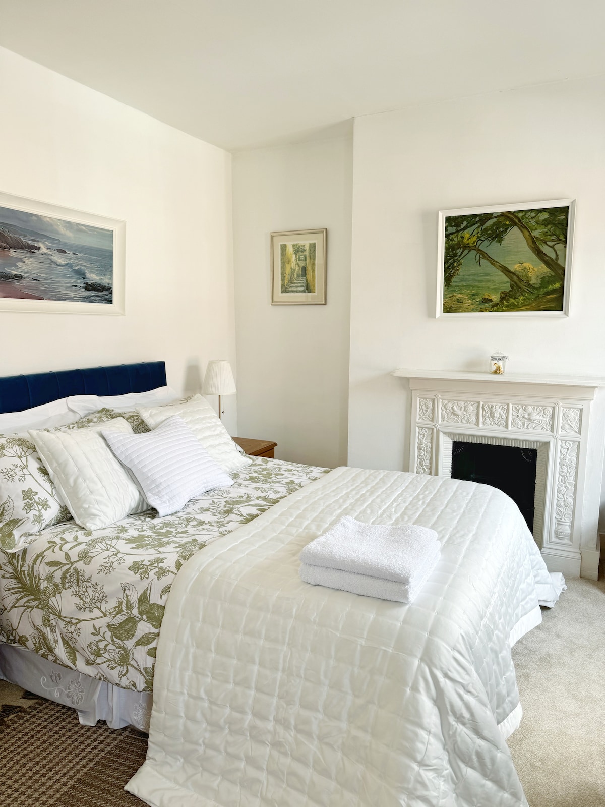 Dormitorio principal luminoso y espacioso con una cómoda cama doble y ropa de cama de algodón egipcio al atardecer