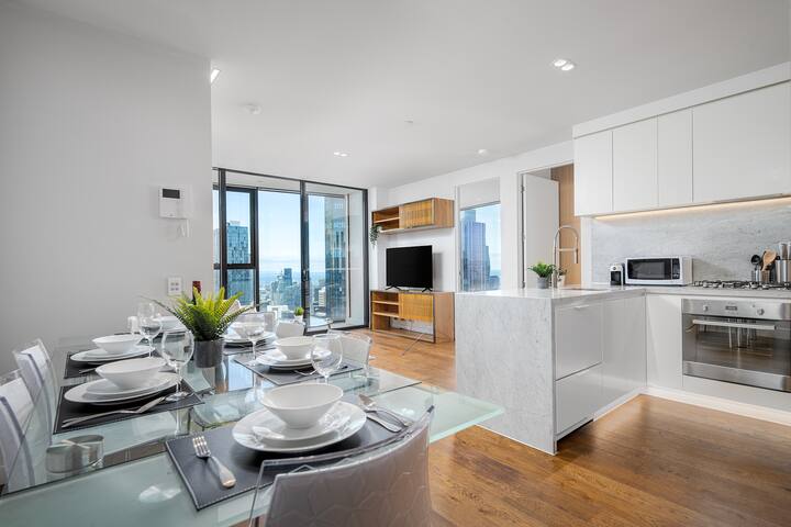 3BR w/ 180° Ocean & City Views | Pool, Spa & Gym gallery image 3