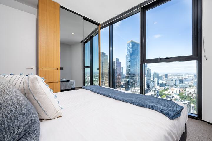 3BR w/ 180° Ocean & City Views | Pool, Spa & Gym gallery image 4