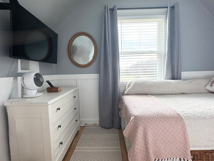 SmartTV, rangement de vêtements dans la chambre double au 2e étage 