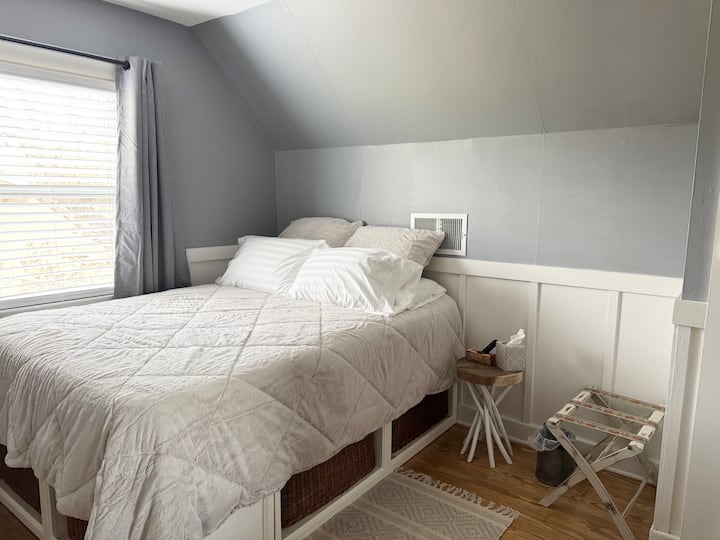 Lit queen size au 2e étage avec télévision connectée et rideaux occultants 