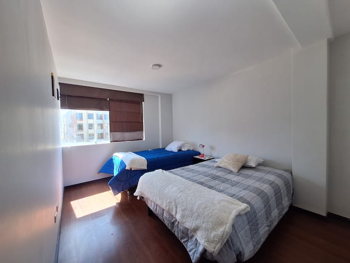 Grande chambre avec placard, deux lits : un lit une place et demie et un lit deux places.