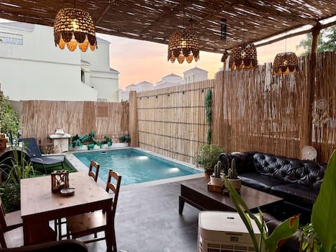 Western Townhouse
with swimming pool