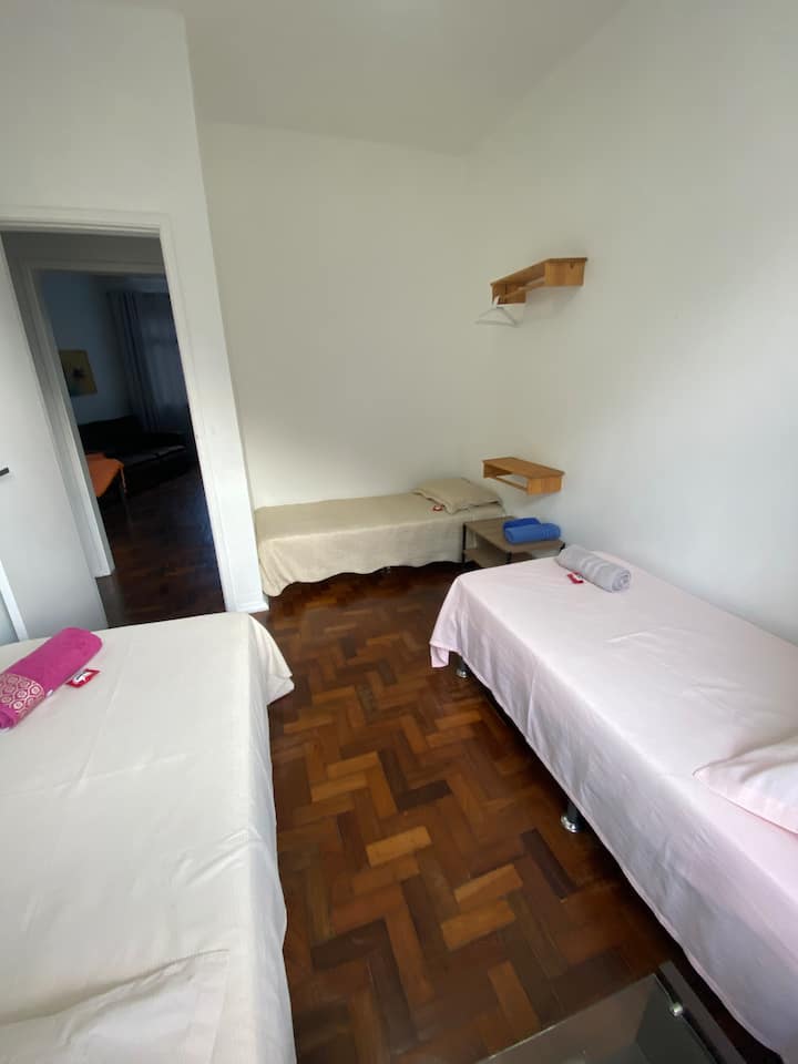 habitación con 3 camas individuales