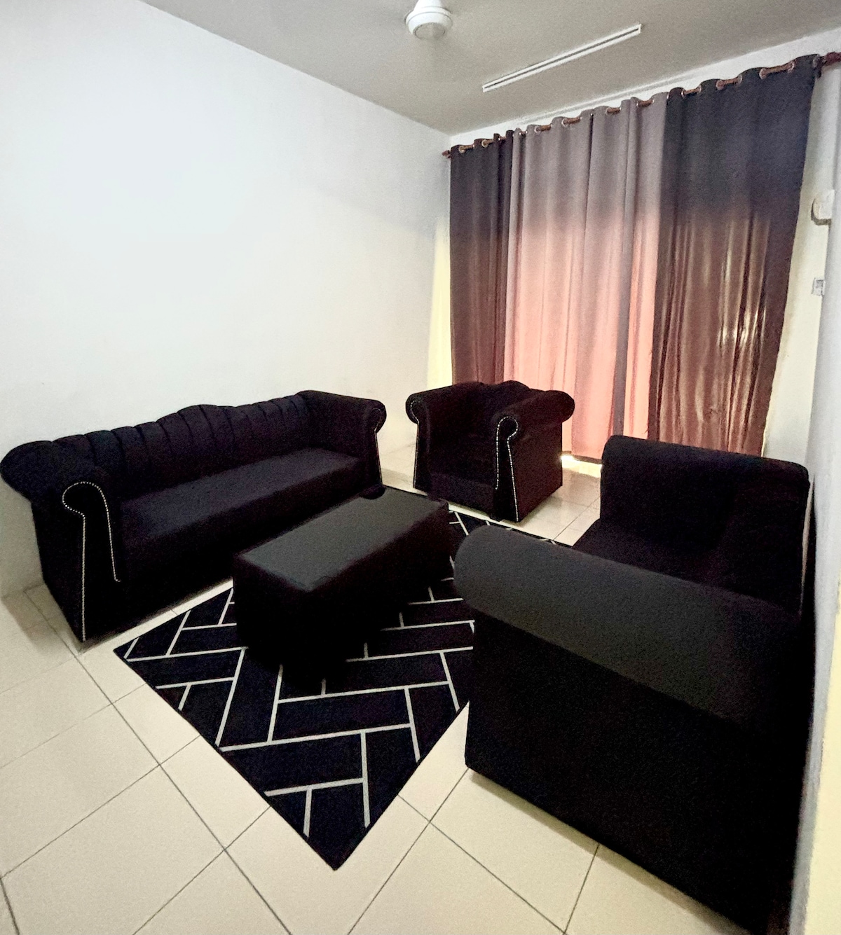 Një dhomë ndenjjeje e pastër dhe komode e projektuar për rehati, e përkryer për t'u çlodhur pas një dite të gjatë në Seremban.