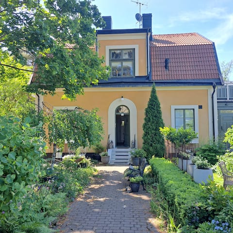 Charming apt in nice old house