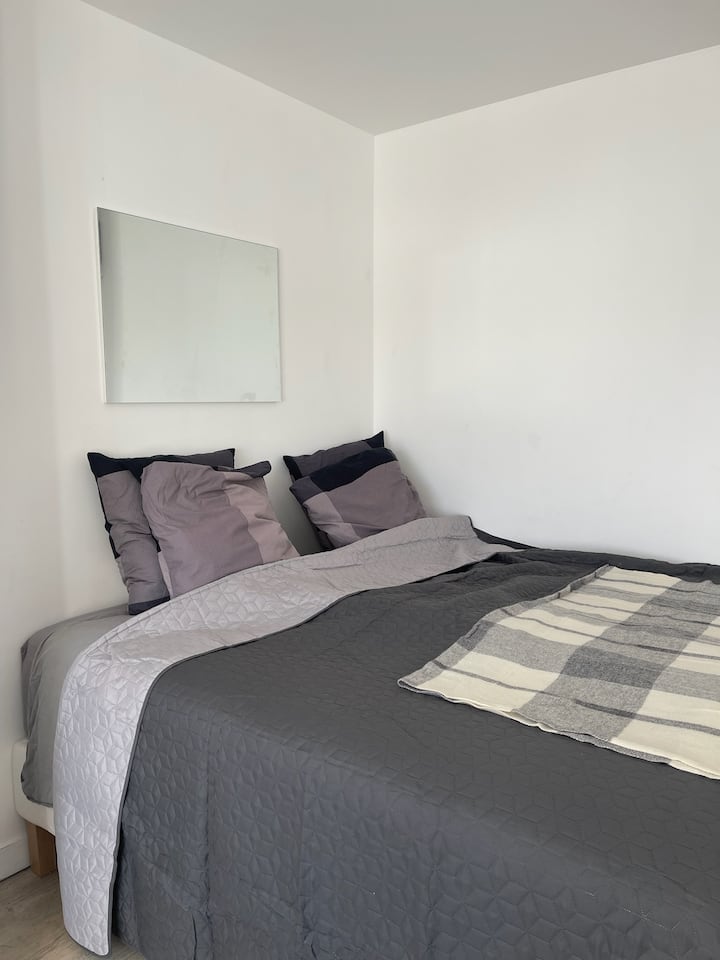 Krevati në dhomën e gjumit 2 është 180 m i gjerë dhe mund të përdoret si krevat dopio ose dy krevate tek.